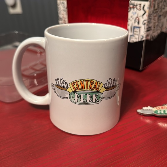 Friends The Television Series Collectors Bundle includes socks, mug & keychain - Picture 8 of 13